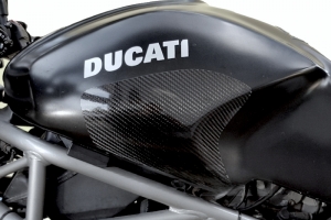  Ducati Monster 2001-2007 - Protektory nádrže - pár - CARBON twill - lesklý