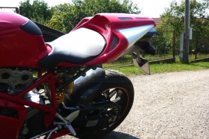 Sedlo Original polster Desmosedici design Ducati 749,999 2003-2006 na motocyklu