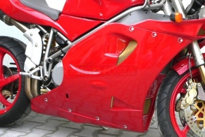 Rychloupínací šroub D-ring - nýtovací - ukázka na motocyklu